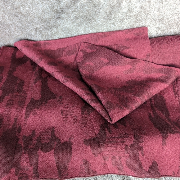 NWT - Lululemon Red Oversized Jacquard cameo scarf 🧣 - Picture 6 of 6